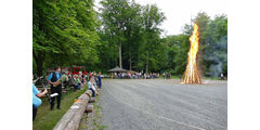 Entzünden des Johannifeuers (Foto: Karl-Franz Thiede)